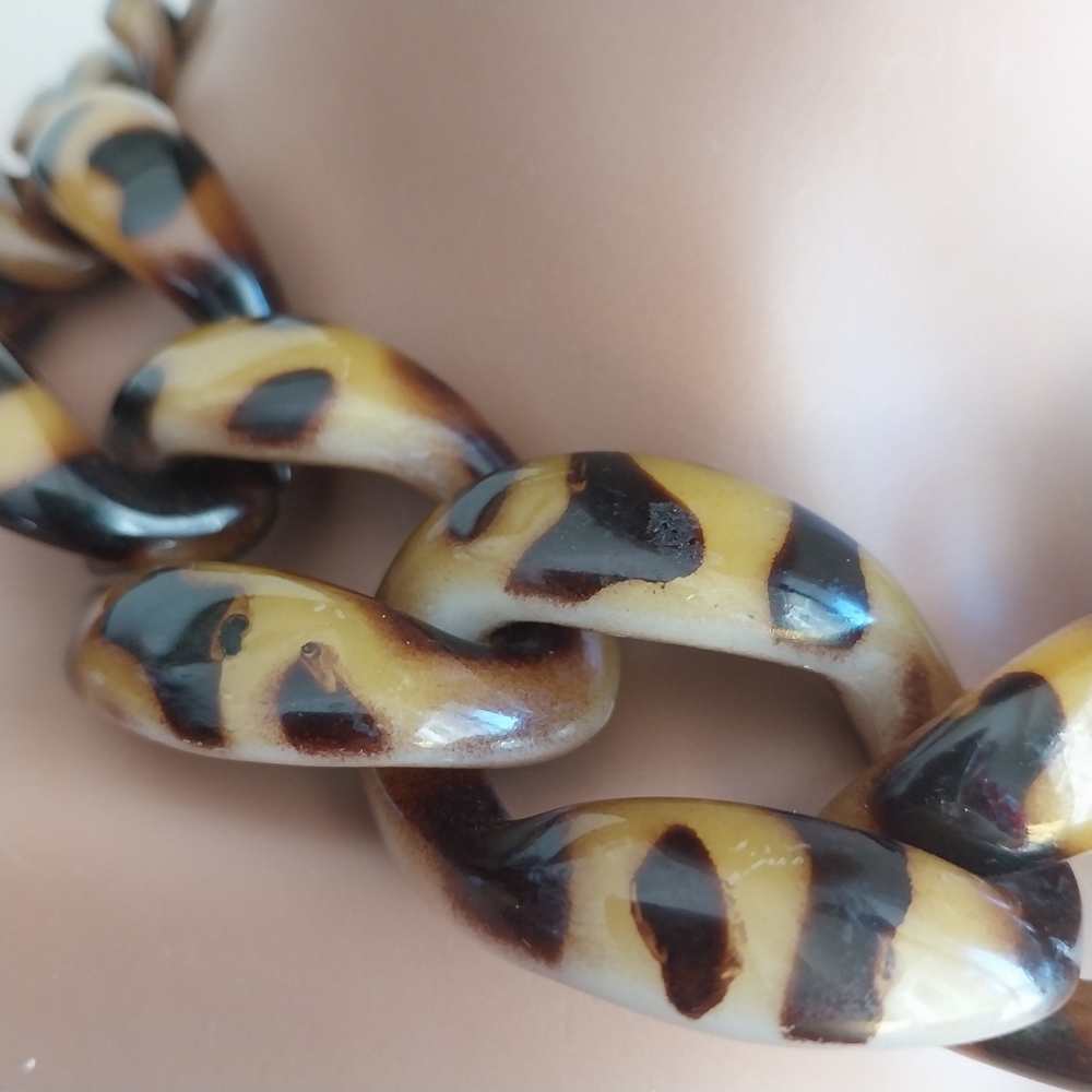 Chic Tortoise Plastik Necklace - Picture 12 of 14